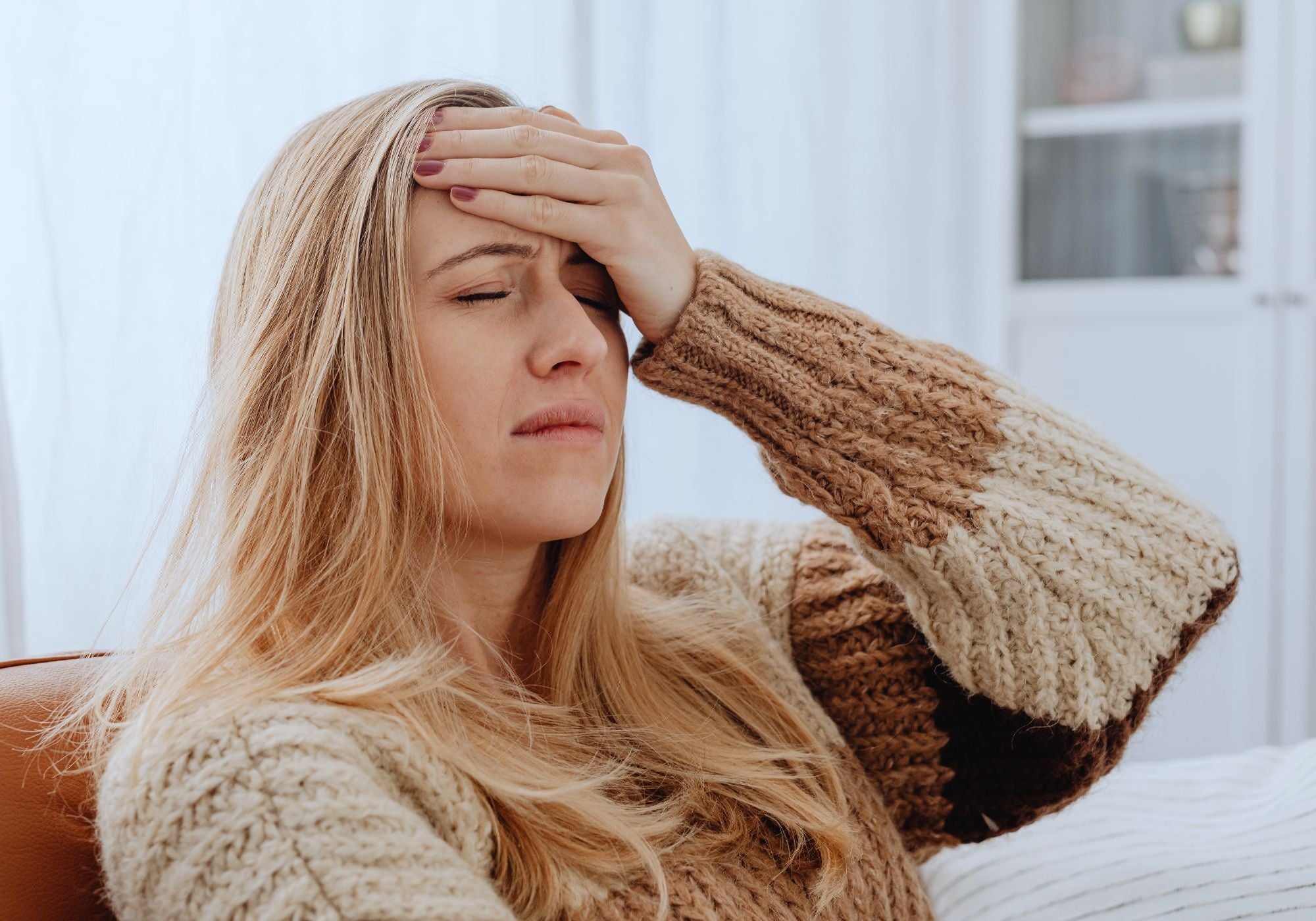 Vrouw met brain fog door corona