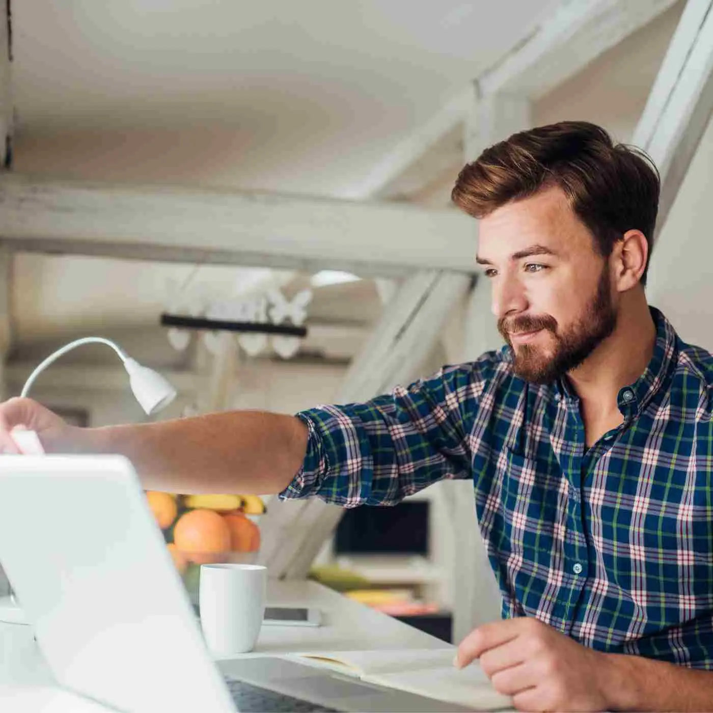 Man die concentratie verbetert op het werk