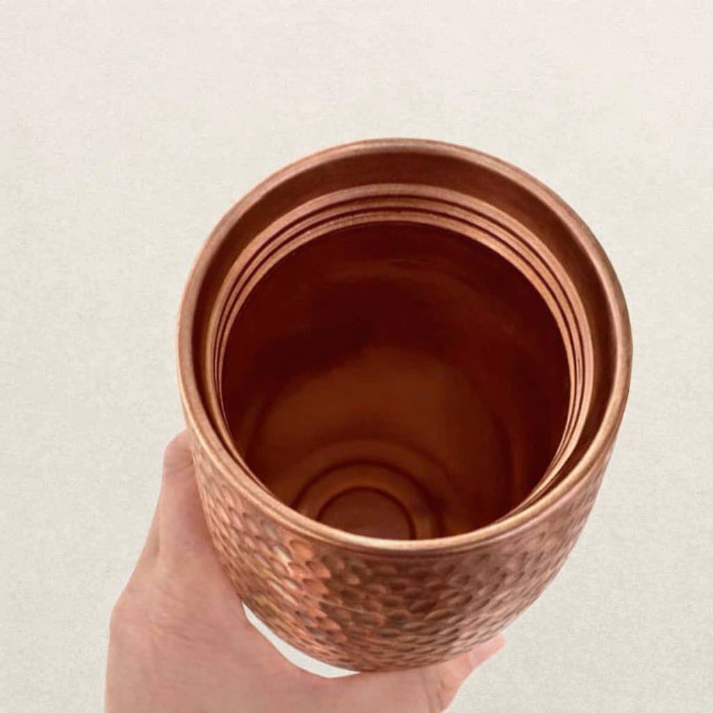De binnenzijde van een koperen waterfles