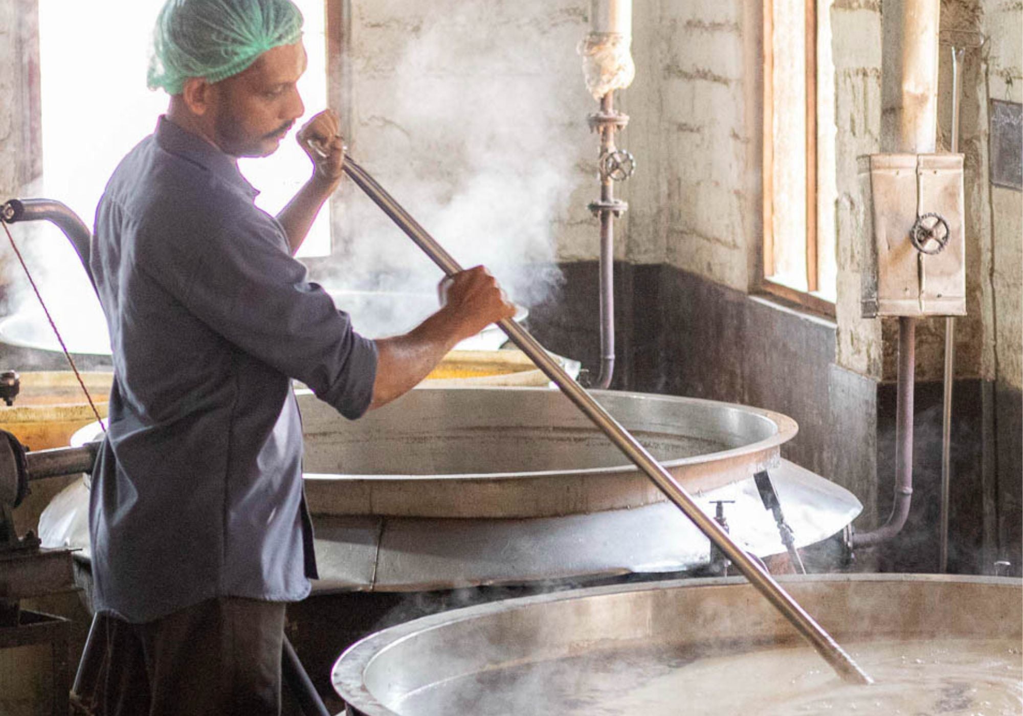 Maker in India die met traditionele methoden een natuurlijk supplement bereiden in een oude ketel, gericht op geheugen en mentale vitaliteit