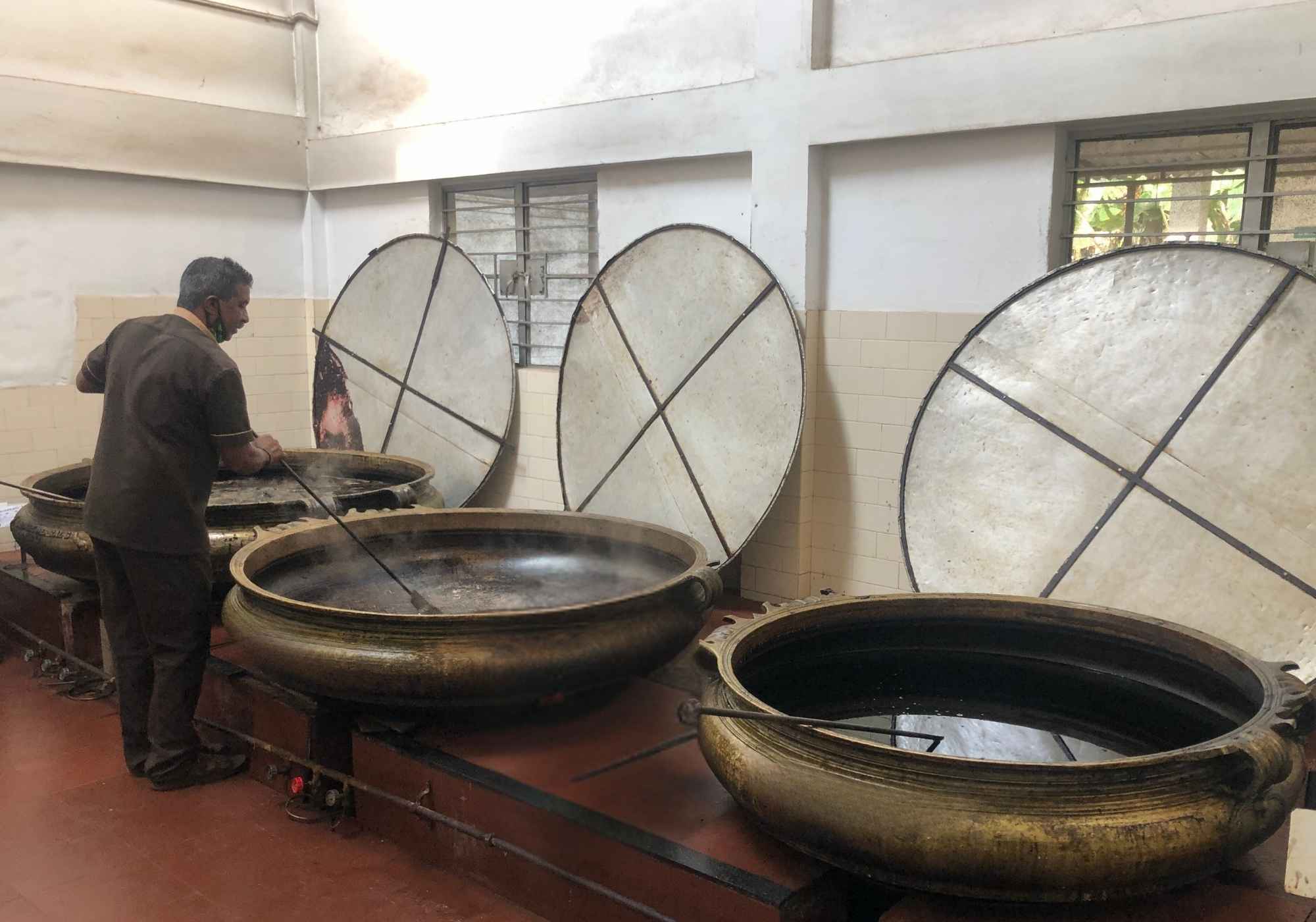 Bereiding van natuurlijke formule voor concentratie en geheugen in ayurveda fabriek