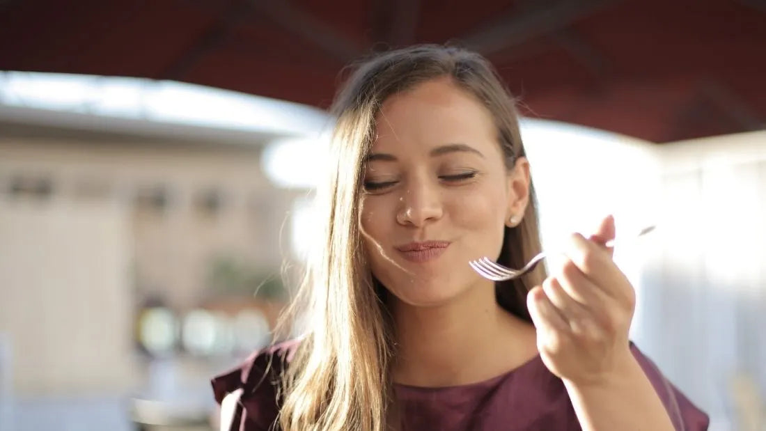 Vrouw eet voeding om haar concentratie te verbeteren