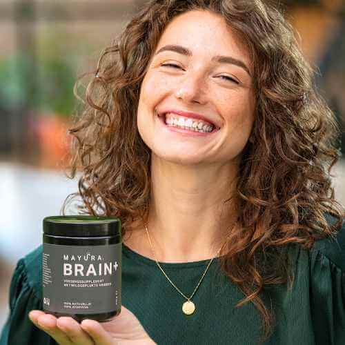Vrouw met Brain Plus voedingssupplement voor focus en concentratie